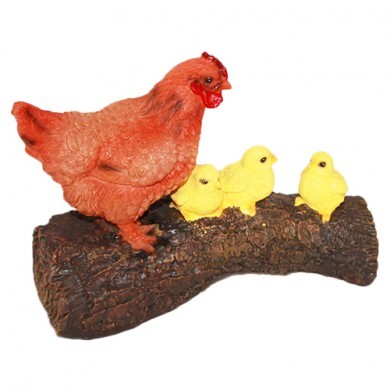 Figurka kura z kurczakami na pniu drzewa